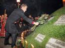 Präsident Viktor Juschtschenko legt an einem Denkmal Rosen nieder.