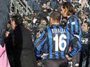 Das Spiel in Bergamo musste abgebrochen werden. Bild: Spieler sprechen mit den Fans, versuchen sie zu beruhigen.
