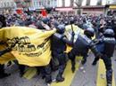 Polizisten und Demonstranten schlagen sich in Genf.