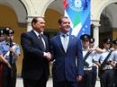 Silvio Berlusconi begrüsst Dmitri Medwedew.
