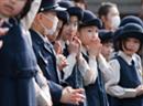 Japanische Kinder während einer Gebetszeremonie für die Opfer der Katastrophe.
