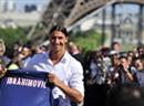 Zlatan Ibrahimovic präsentiert sich mit dem künftigen Trikot vor dem Eiffelturm.