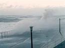 Meterhohe Wellen setzten Küstengebieten zu.