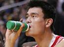 Yao Ming brach sich den Fuss.