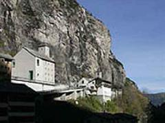 Das Dorf Gondo liegt an der Schweizer Grenze zu Italien, eingebettet in eine raue Berglandschaft.