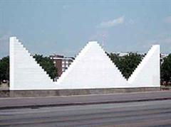 Sol LeWitts Skulptur „Three Triangles“, die 2000 in Bremen auf dem Brückenkopf der Bürgermeister-Smidt-Brücke aufgestellt wurde.