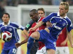 Berlins Gilberto gegen Schalkes Ivan Rakitic.