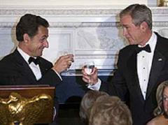 Nicolas Sarkozy stösst im Weissen Haus mit George W. Bush an.