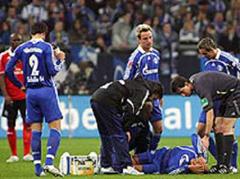 Schalkes Jermaine Jones liegt verletzt am Boden und muss anschliessend ausgewechselt werden.