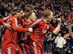 Liverpooler Jubel erst in der 85. Minute: Fernando Torres, Peter Crouch und Dirk Kuyt nach dem 1:0.