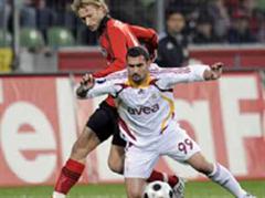 Leverkusens Simon Rolfes gegen Galatasarays Uemit Karan.
