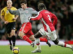 Liverpools Emiliano Insua gegen Arsenals Bakari Sagna.