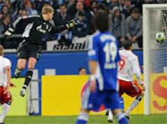 Hamburgs Paolo Guerrero nutzt einen Fehler von Schalkes Torwart Manuel Neuer.
