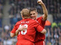 Liverpools Steven Gerrard und Dirk Kuyt jubeln.