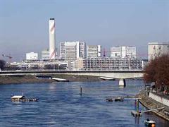 Rheinfähre in Basel mit Blick auf die chemische Industrie.