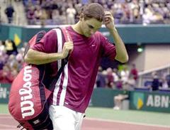 Roger Federer verlässt enttäuscht den Platz.
