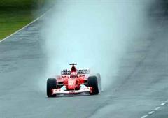 "Regengott" Michael Schumacher testet bei nasser Strecke den neuen Ferrari.