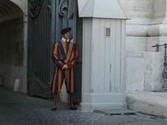 Ein Schweizer Gardist in Rom.