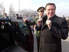 Gerhard Schröder bei seiner Ankunft in Peking.