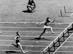 Shirley de la Hunty sprintet zu ihrem Olympiaerfolg 1956 in Melbourne.