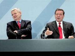 Schröder (r) und die rot-grüne Koalition sind überzeugt, dass nur die Reformen ein Weiterbestehen der Renten- und Krankenversicherung ermöglichen.
