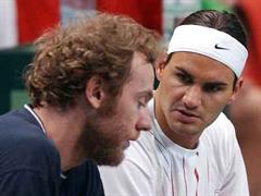 Federer mit Team-Captain Rosset im Trainigsgespräch.