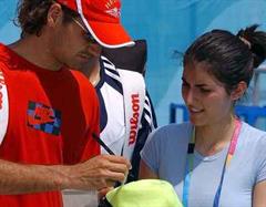 Roger Federer hatte die Zeit und Musse Autogramme zu schreiben. (Archiv)