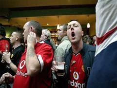 Super Stimmung der Manchester United Fans im Pub " The bishop blaize". Mit Berechtigung? Bild:Archiv