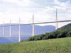 Das Viadukt ist 2460 Meter lang und liegt 270 Meter über dem Tal.