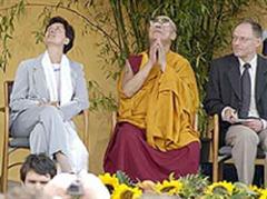 Der Dalai-Lama blickt einer Friedenstaube nach.