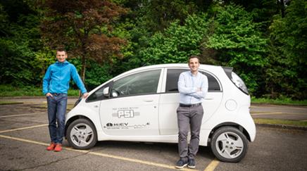 Christian Bauer (links) und Romain Sacchi sind Teil des Teams am PSI, das den «Carculator» entwickelt hat - ein Webtool, mit dem sich die Umweltauswirkungen von verschiedenen Personenwagen detailliert vergleichen lassen.