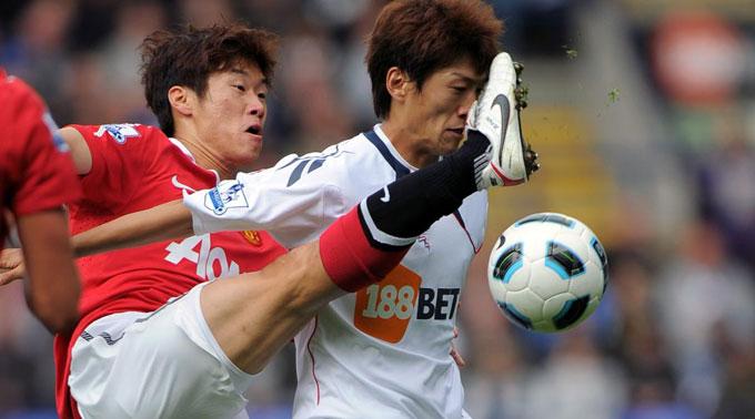 Manchesters Park Ji-Sung gegen Boltons Lee Chung-Yong.