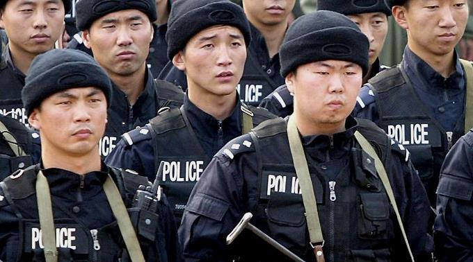 China Behörden postierten am vergangen Sonntag ein Grossaufgebot an Polizei.