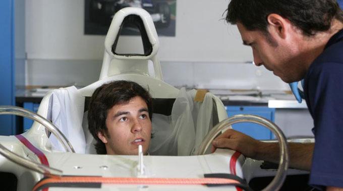 Der neue Sauber Pilot Sergio Perez zu Besuch bei seinem neuen Arbeitgeber Sauber in Hinwil.