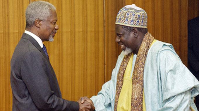 Abdishakur Cheikh Hassan (r.) mit Kofi Annan. (Archivbild)