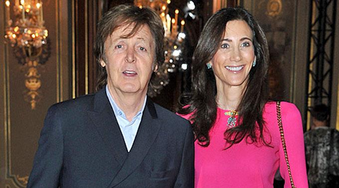 Paul McCartney bewies Modemut, als er sich die Show seiner Tochter Stella McCartney auf der Paris Fashion Week anschaute.