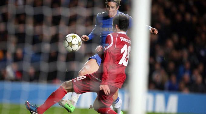 Chelseas Fernando Torres erzielt gegen Michael Parkhurst von Nordsjaelland das 2:0.