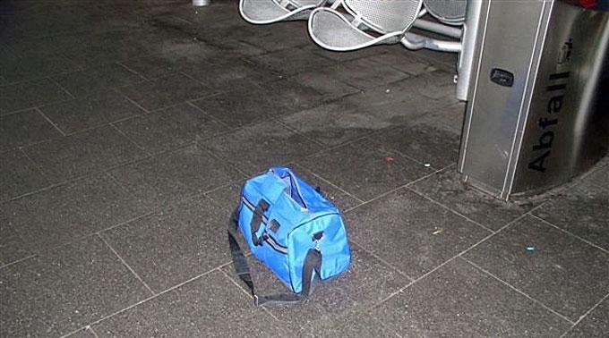 Die Tasche wurde von Spezialisten vor Ort durch Beschuss mit einem Wasserstrahl zerstört.