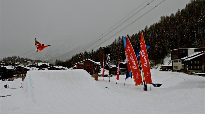 Weil Saas-Fee auch im bisher milden Winter weisse statt grüne Hänge hat, kann das Walliser Skigebiet anderen Destinationen Gäste abluchsen.