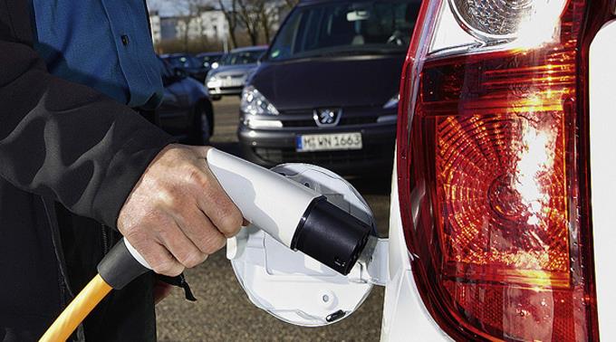 Umwelfreundliche Elektro-Autos könnten Reichweite mit Lithium-Sulfur-Batterien steigern.