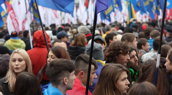 Auf dem zentralen Michaelsplatz in Kiew versammelten sich zunächst mindestens 1500 Regierungsgegner.