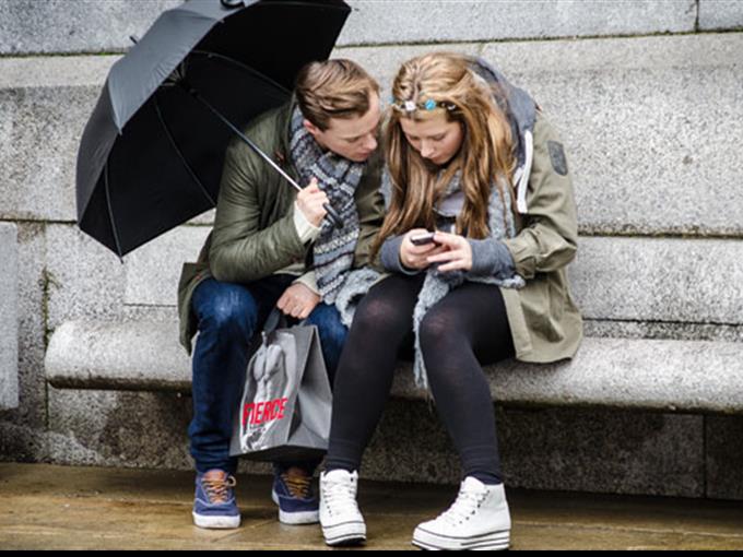 Viele Jugendliche sind süchtig nach dem Handy.