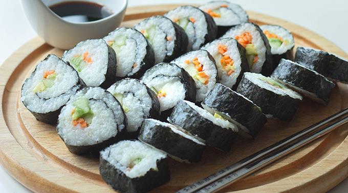 Man kann auch Sushi selber machen, aber es erfordert Finesse und Geduld.