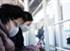 Die Japaner schützen sich mit Masken gegen die radioaktive Strahlung.