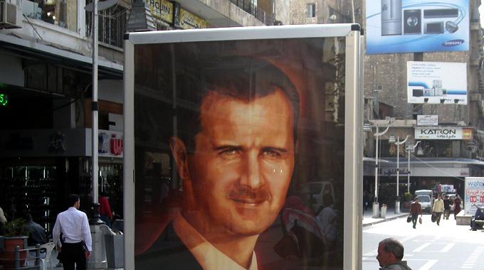 Keine Schweizer Investitionen: Plakat mit dem Antlitz von Bashar al-Assad in Aleppo, Syrien.